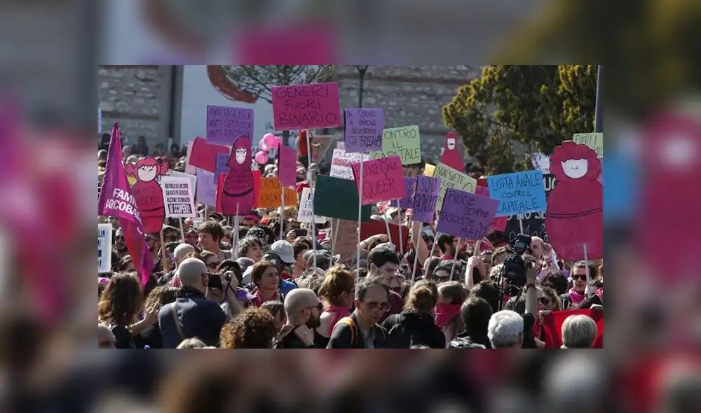 Choque entre ultraconservadores y feministas durante marcha 'a favor de la familia' en Italia [FOTOS] 