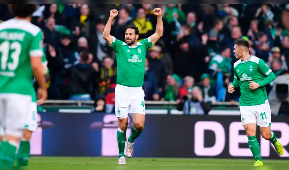 Claudio Pizarro: directivo del Werder Bremen criticó la actitud del peruano al posar con una cerveza cuando el equipo pelea el descenso.