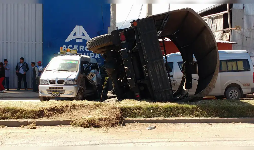 Huancayo: Portatropa del Ejército provoca triple choque y deja al menos 20 heridos