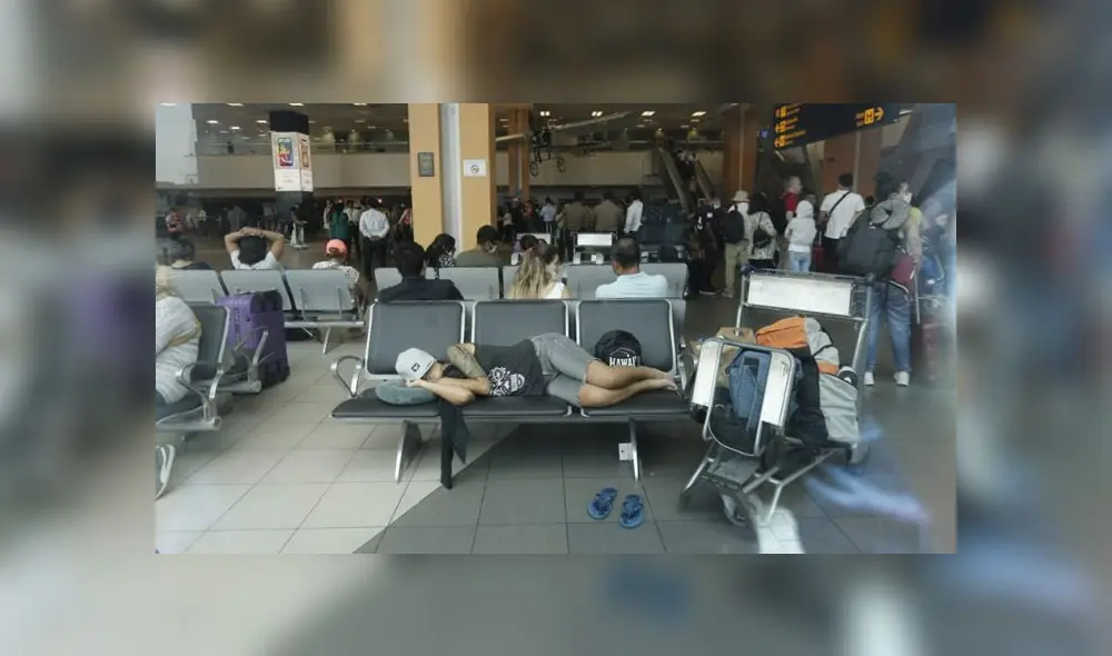 Mientras que algunos pudieron alcanzar boletos para volar antes del cierre de fronteras, otros buscan opciones para alojarse los próximos 15 días. (Foto: Antonio Melgarejo / La República) Mientras que algunos pudieron alcanzar boletos para volar antes del cierre de fronteras, otros buscan opciones para alojarse los próximos 15 días. (Foto: Antonio Melgarejo / La República)