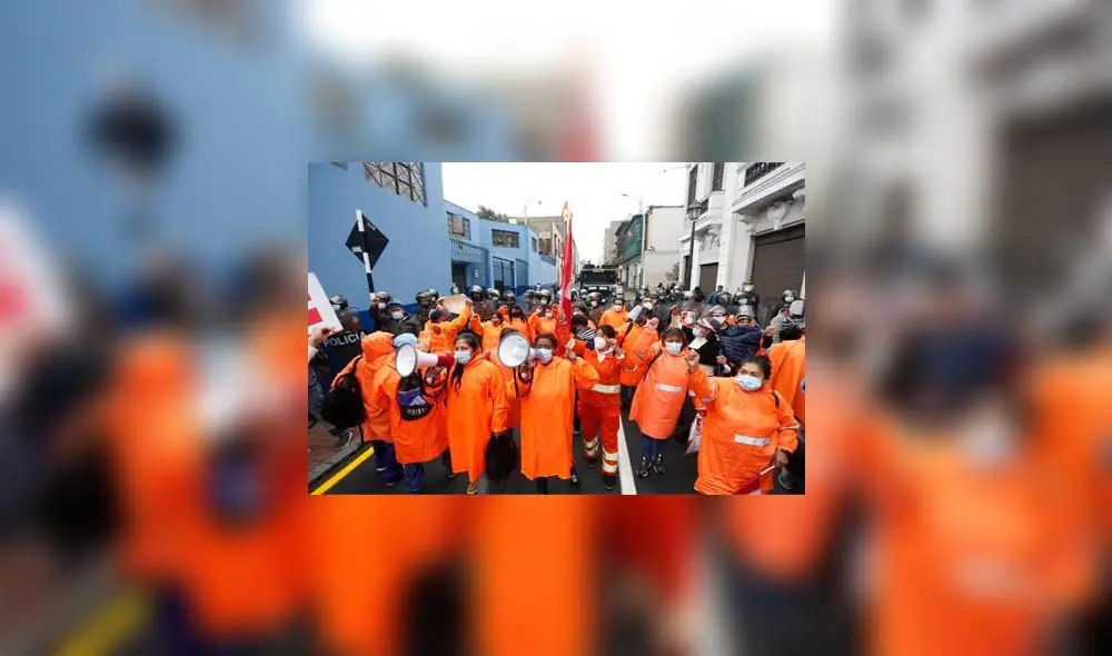 Policía reprime a las trabajadoras de limpieza con agua. Créditos: Antonio Melgarejo.