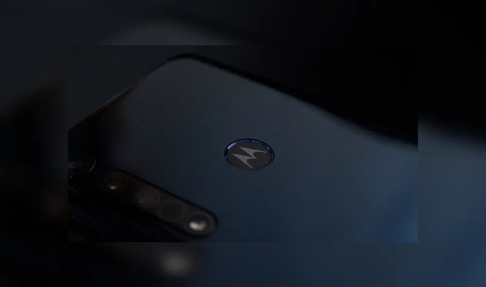 Lector de huellas ubicado en el logo de Motorola. | Foto: Carol Larrain. Lector de huellas ubicado en el logo de Motorola. | Foto: Carol Larrain.