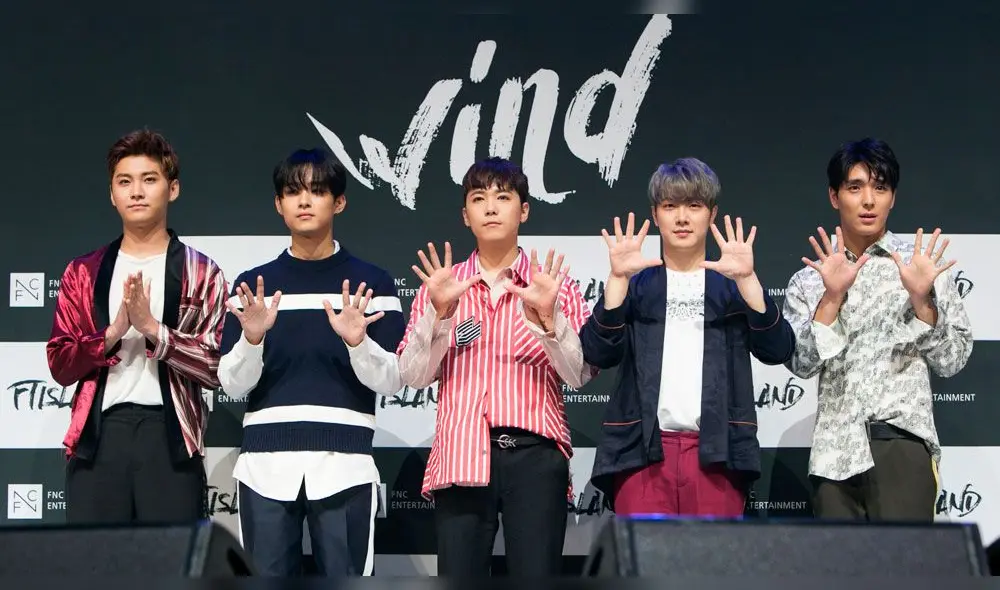 Su exitosa carrera como integrante de F.T. ISLAND lo catapultó a la fama, y ha llegado a debutar como solista.