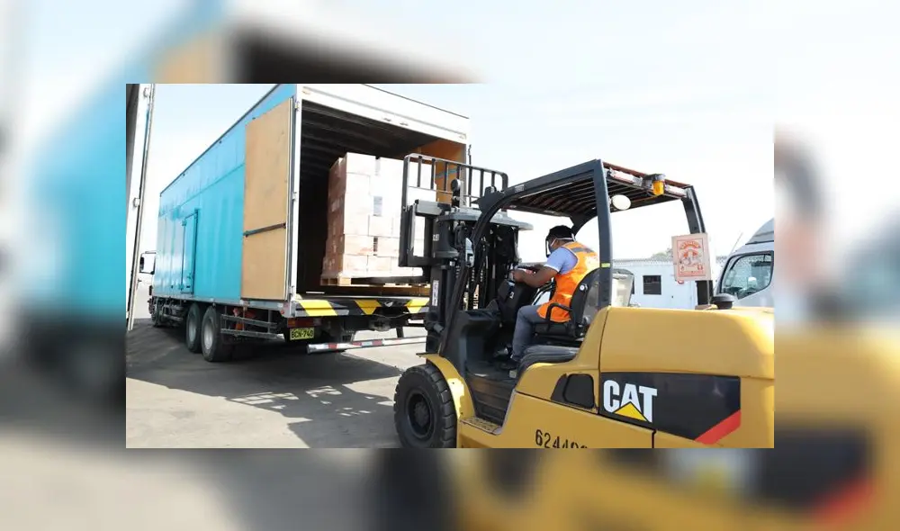 Durante su visita a Piura, el gerente del Seguro Social entregó 20 toneladas de equipos de protección para el personal de salud, medicamentos e insumos para la atención de casos de COVID-19 en la Red Asistencial Piura. (Foto: EsSalud) Durante su visita a Piura, el gerente del Seguro Social entregó 20 toneladas de equipos de protección para el personal de salud, medicamentos e insumos para la atención de casos de COVID-19 en la Red Asistencial Piura. (Foto: EsSalud)