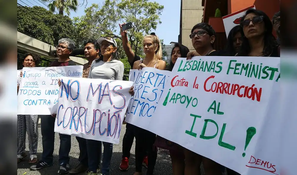 Plantón en solidaridad a IDL por arremetida fujimorista [FOTOS]