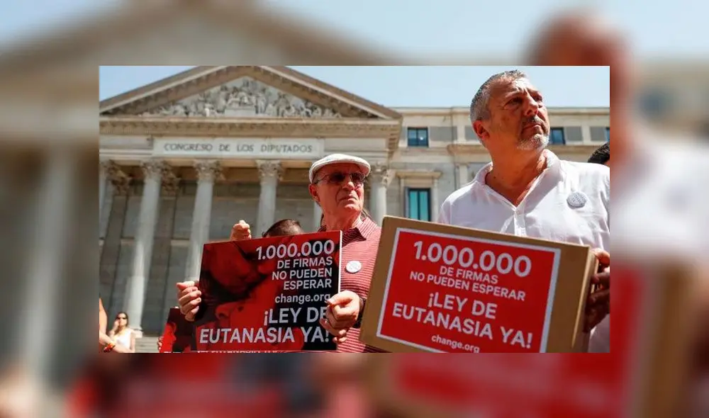 Change.org entrega en el Congreso más de un millón de firmas para solicitar que se despenalice la eutanasia en España. Fuente: EFE Change.org entrega en el Congreso más de un millón de firmas para solicitar que se despenalice la eutanasia en España. Fuente: EFE