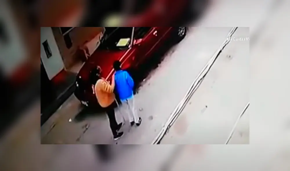Mujer es captada obligando a niño a darle veneno a un perro. Foto: Captura