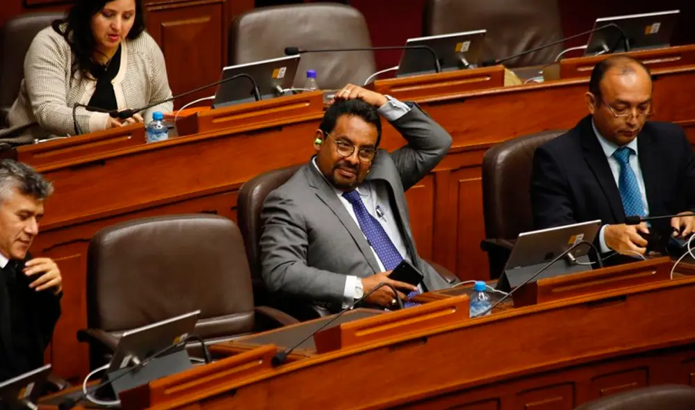 Fujimorista César Segura se puso tapones en los oídos cuando habló Marco Arana [GALERÍA]