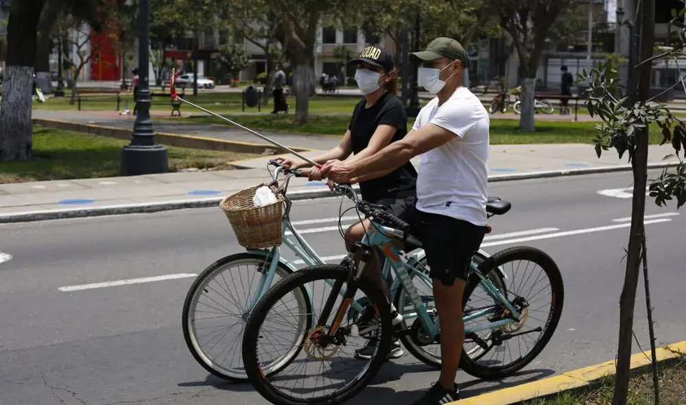 Limeños en calles aledañas a la avenida Arequipa. Foto: Flavio Matos/La República