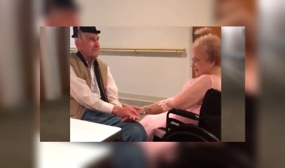 En YouTube, un anciano quiso sorprender a su esposa en el día de su aniversario y tuvo una sentimental reacción.