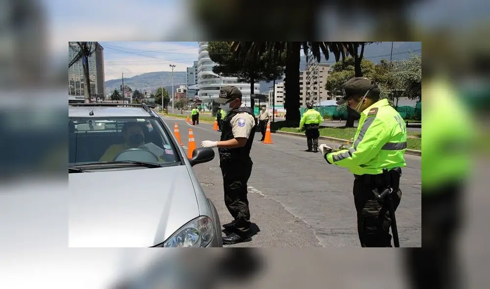 Vista el lunes de los controles que se realizan en una de las principales avenidas de Quito (Ecuador). Foto: EFE Vista el lunes de los controles que se realizan en una de las principales avenidas de Quito (Ecuador). Foto: EFE