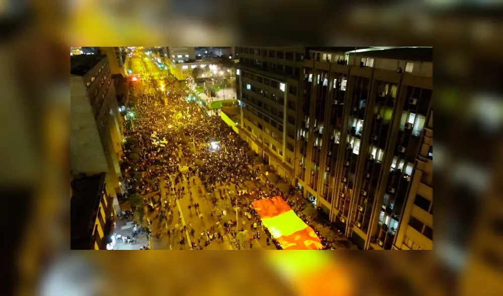 Los ciudadanos se dirigen al Congreso de la República. Foto: La República. Los ciudadanos se dirigen al Congreso de la República. Foto: La República.