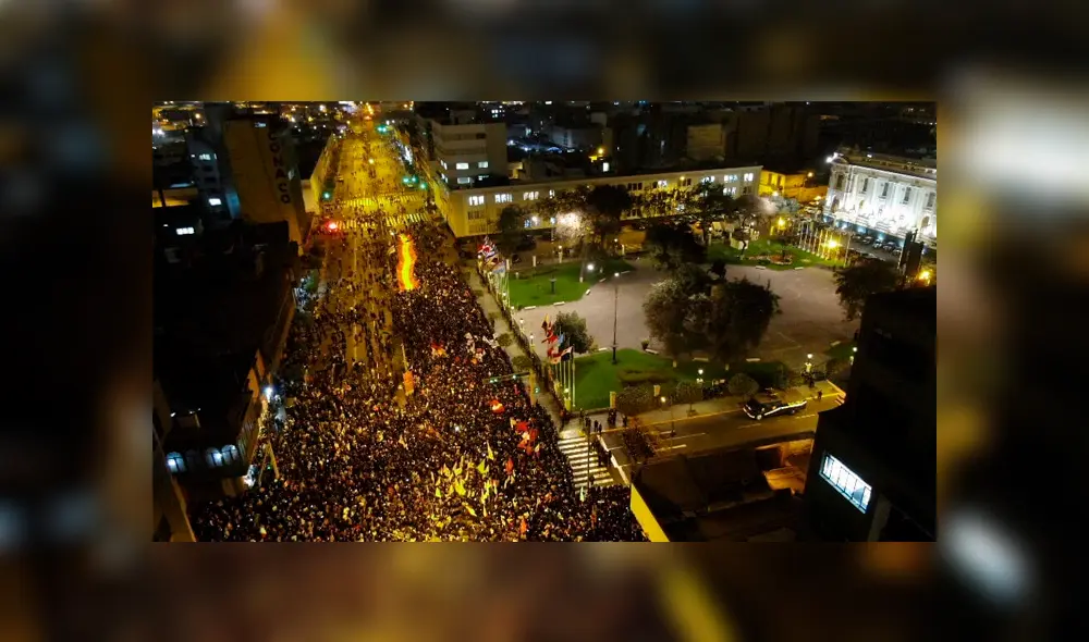 Los ciudadanos se dirigen al Congreso de la República. Foto: La República. Los ciudadanos se dirigen al Congreso de la República. Foto: La República.