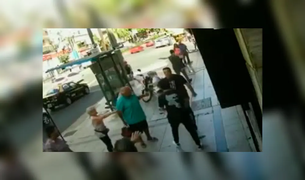 Una docena de personas presenciaron la violenta pelea entre el agresor y un hombre. Foto: Captura Una docena de personas presenciaron la violenta pelea entre el agresor y un hombre. Foto: Captura