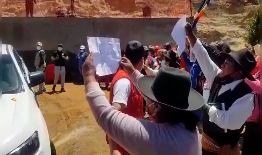 Con carteles y arengas, pobladores de Tarata hicieron sentir sus reclamos. Foto: La República. Con carteles y arengas, pobladores de Tarata hicieron sentir sus reclamos. Foto: La República.