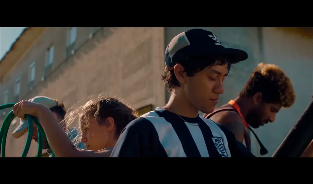 Alianza Lima: camiseta blanquiazul aparece en película uruguaya Los Tiburones. Foto: Captura de video. Alianza Lima: camiseta blanquiazul aparece en película uruguaya Los Tiburones. Foto: Captura de video.