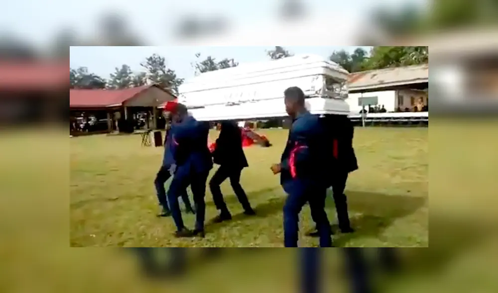 YouTube viral: hombres danzan con ataúd en hombros y un descuido hace que el cadáver caiga [VIDEO]