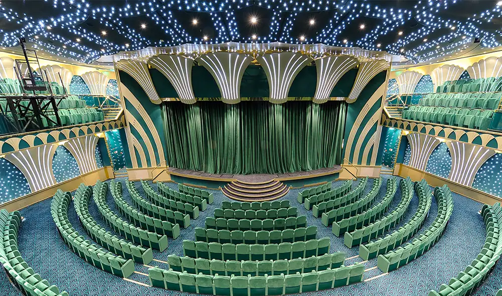 En la embarcación se puede tener acceso a una amplia gama de actividades de placer y ocio que incluyen un teatro.