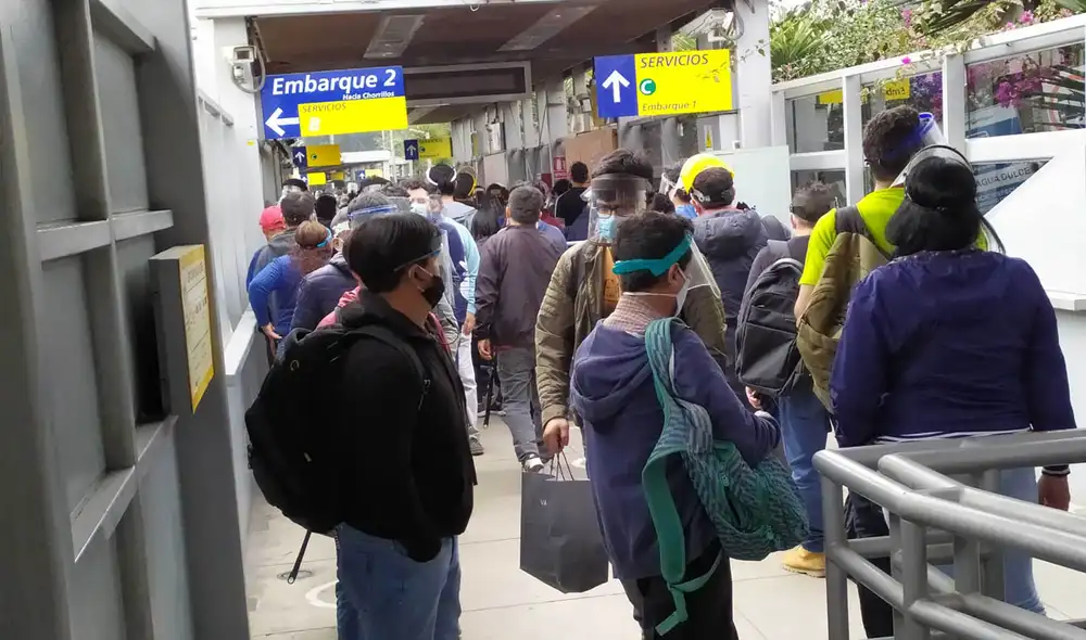 Usuarios del Metropolitano reportan largas filas desde la tarde. Foto: Twitter.