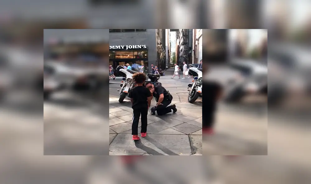 En Facebook, un pequeño quedó impactado con el talento que mostró el policía al aceptar su reto de baile. En Facebook, un pequeño quedó impactado con el talento que mostró el policía al aceptar su reto de baile.