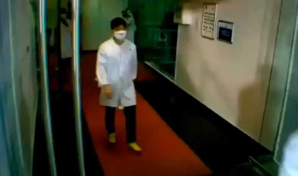 Jugadores del Al Sadd de Xavi Hernández salen a la cancha vestidos de médicos en homenaje a su lucha contra la COVID-19.