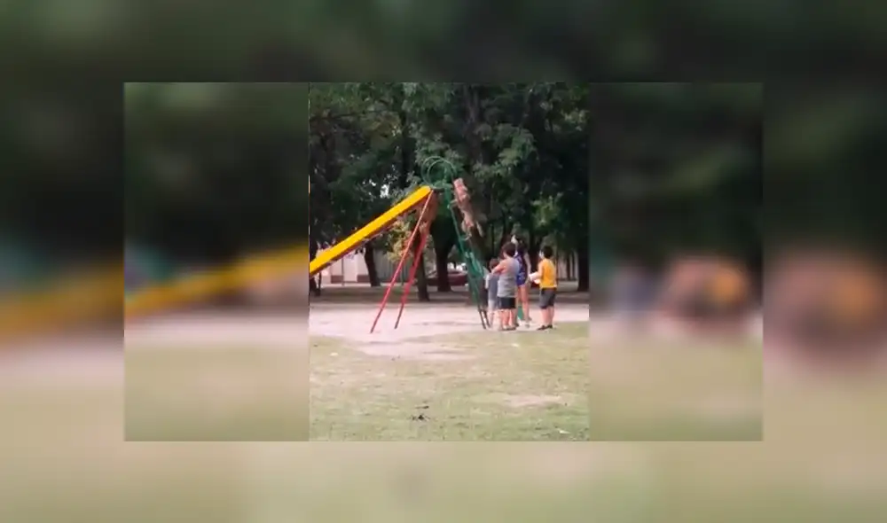En YouTube, unos niños aprovecharon la ausencia de su madre para ir al parque a jugar con su mascota. En YouTube, unos niños aprovecharon la ausencia de su madre para ir al parque a jugar con su mascota.
