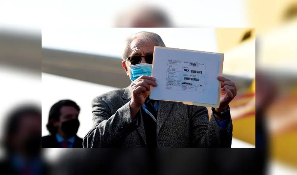 El ministro de Salud de México, Jorge Alcocer, asiste a la ceremonia para marcar la llegada del avión con las primeras dosis de la empresa Pfizer. Foto: AFP El ministro de Salud de México, Jorge Alcocer, asiste a la ceremonia para marcar la llegada del avión con las primeras dosis de la empresa Pfizer. Foto: AFP