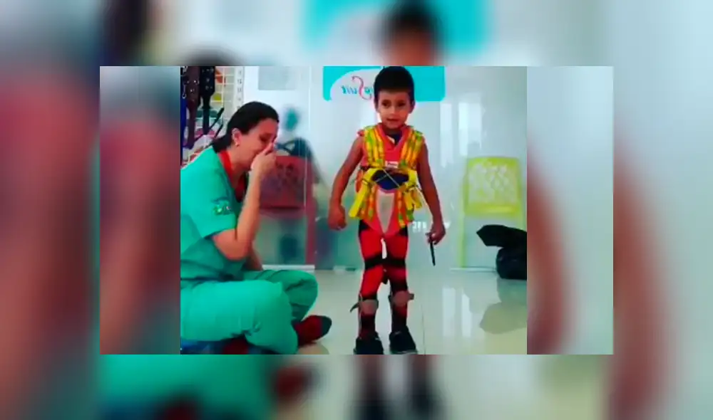 Facebook viral: Terapista llora de emoción al ver a niño caminar por primera vez [VIDEO]
