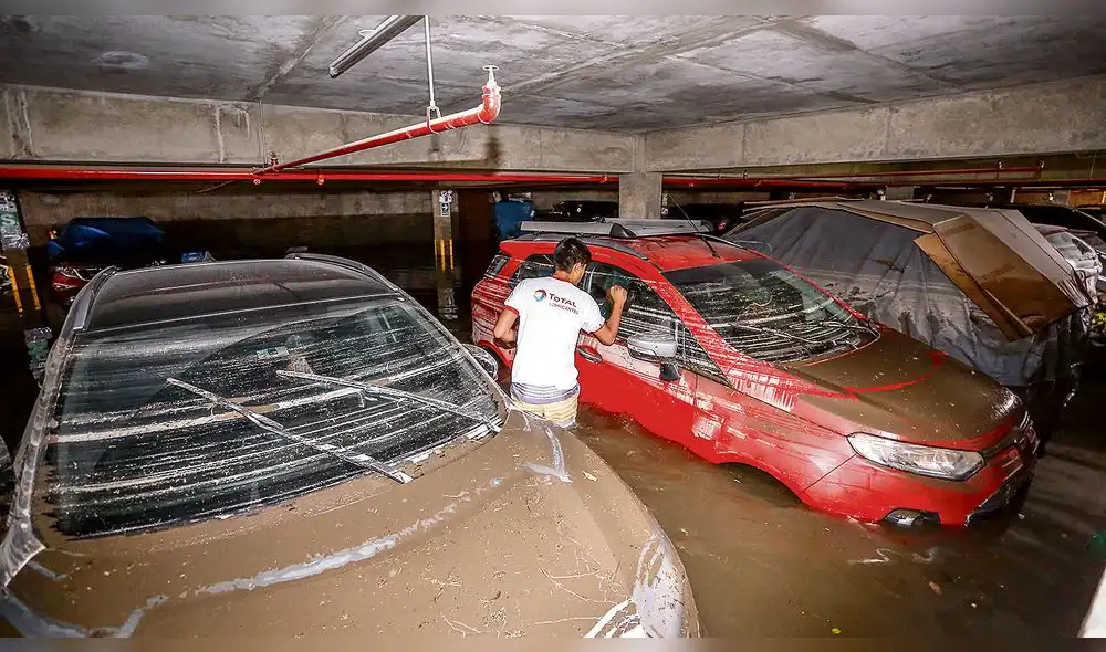 Hasta el cuello. El agua cubrió casi en su totalidad a los vehículos estacionados en el condominio Alegra. La inundación la provocó el desborde de una acequia taponada en las obras.