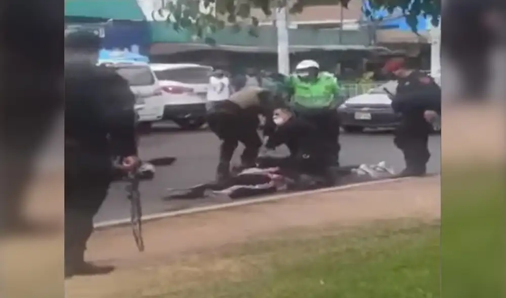 A los sujetos se les incautó un arma y las pertenencias de su víctima. Foto: captura de ATV Noticias A los sujetos se les incautó un arma y las pertenencias de su víctima. Foto: captura de ATV Noticias