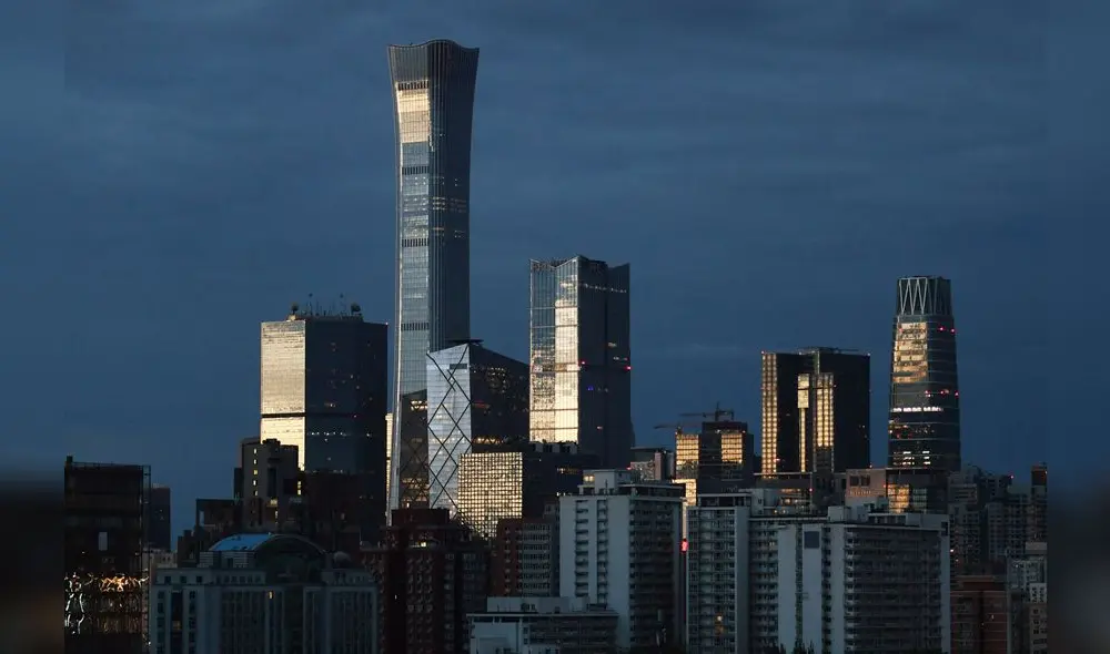 Light reflects off buildings in Beijing's central business district, including the city's tallest building, known as China Zun, at dawn on July 6, 2019. (Photo by GREG BAKER / AFP) Light reflects off buildings in Beijing's central business district, including the city's tallest building, known as China Zun, at dawn on July 6, 2019. (Photo by GREG BAKER / AFP)