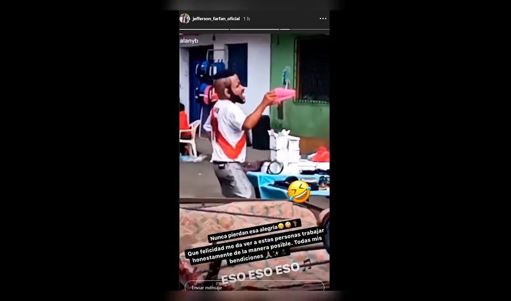 Jefferson Farfán celebra el ingenio de un vendedor ambulante que lo imita en las calles.