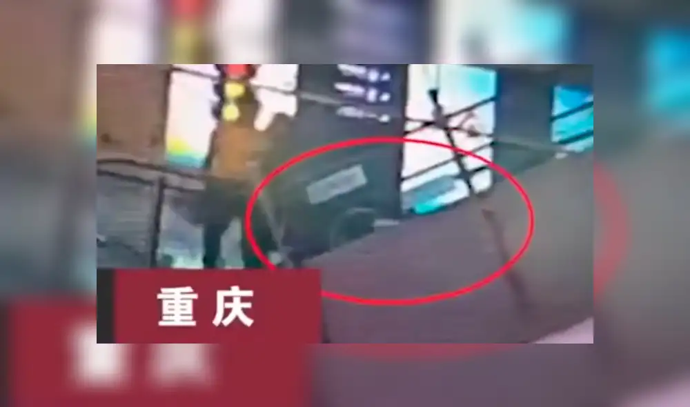 El sujeto veía un programa de televisión en su celular y tropezó en las escaleras eléctricas que iban subiendo. Foto: captura