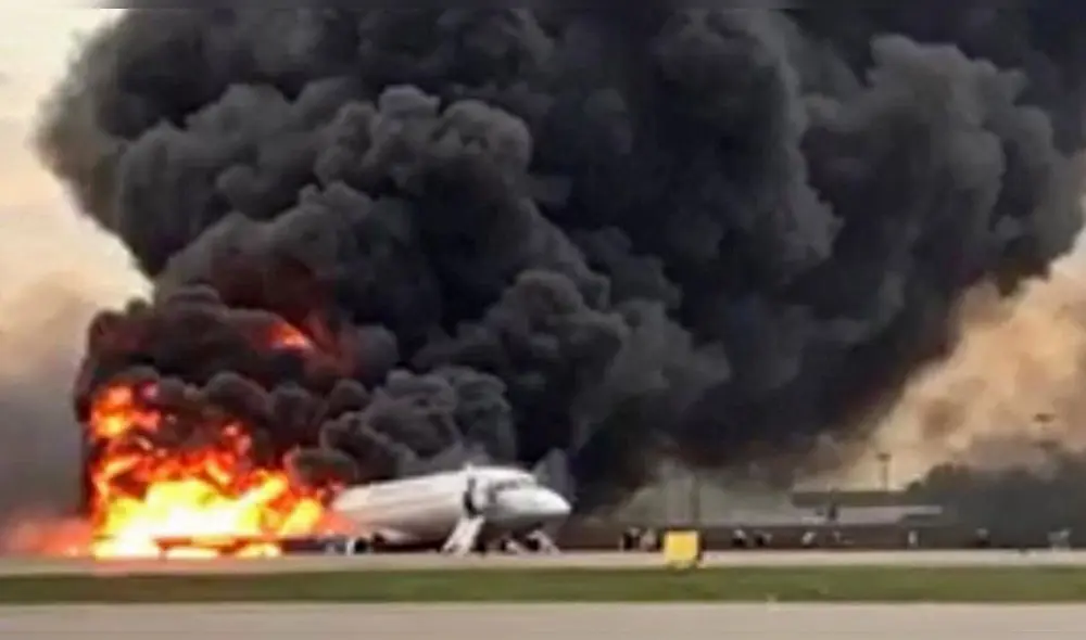 Avión aterrizó envuelto en llamas en Moscú: 41 pasajeros murieron [VIDEOS]