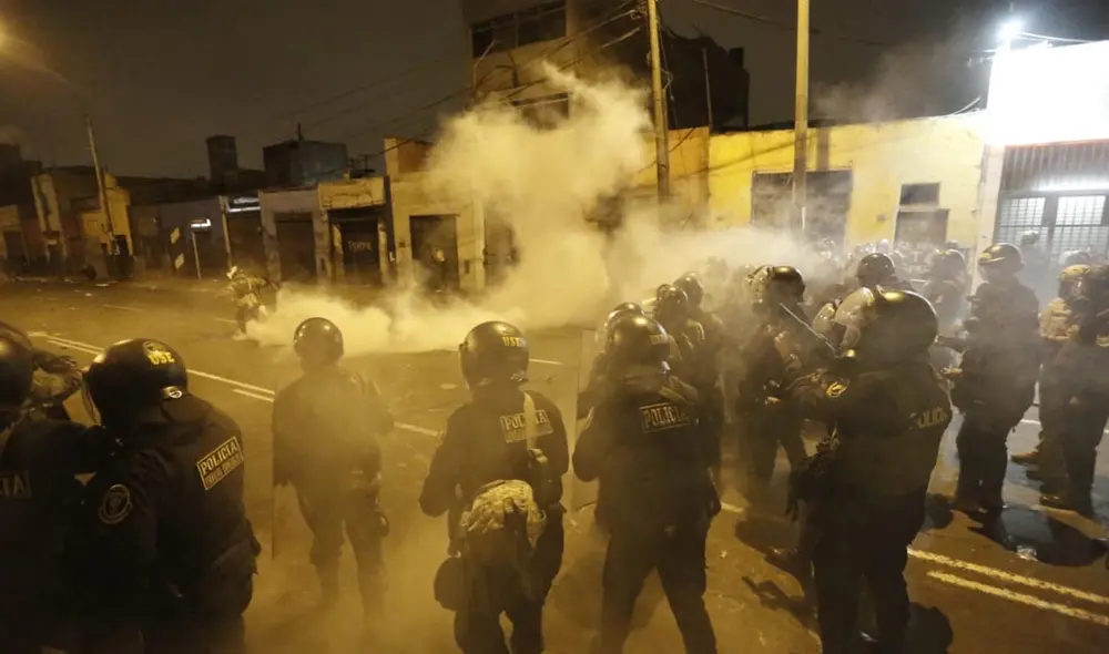 PNP reprimió a manifestantes en avenida Abancay. Foto: Antonio Melgarejo/La República