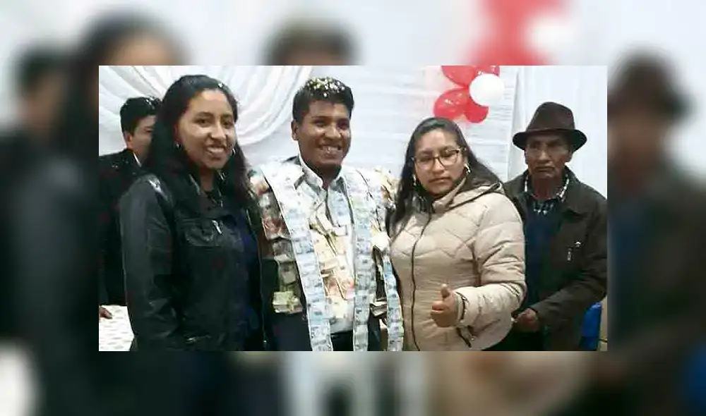 Colocan billetes en cuerpo de candidato a alcaldía de Juliaca 