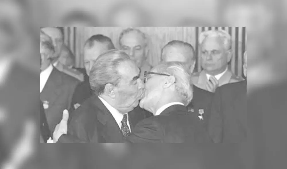 El líder de la Unión Soviética, Leonid Brezhnev y el presidente de la República Democrática de Alemania, Erich Honecker, protagonizaron el beso en 1979. Foto: Difusión El líder de la Unión Soviética, Leonid Brezhnev y el presidente de la República Democrática de Alemania, Erich Honecker, protagonizaron el beso en 1979. Foto: Difusión