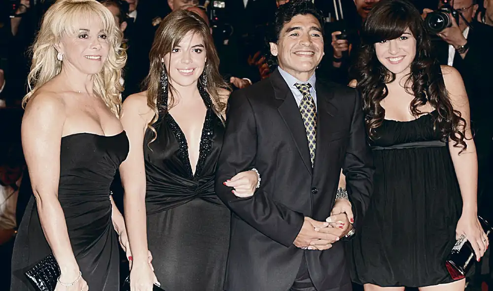 Familia. Diego junto a su exesposa Claudia Villafañe y sus hijas Dalma y Gianinna, quienes no se separaron de él en sus últimas horas. Foto: difusión