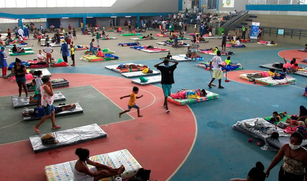 Cerca de 100 familias afectadas por las inundaciones causadas por el huracán Iota se refugian en un albergue instalado en el Coliseo de Combate de Cartagena. Foto: EFE