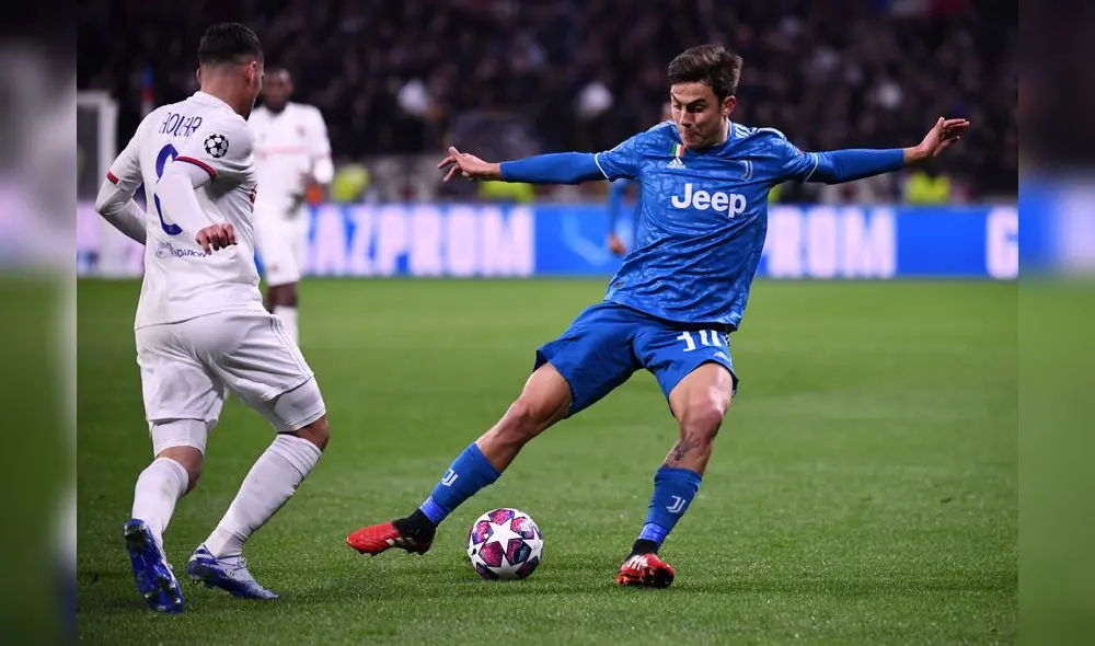 Juventus' Argentine forward Paulo Dybala (R) vies for the ball with Lyon's French midfielder Houssem Aouar during the UEFA Champions League round of 16 first-leg football match between Lyon and Juventus at the Parc Olympique Lyonnais stadium in Decines-Charpieu, central-eastern France, on February 26, 2020. (Photo by FRANCK FIFE / AFP)