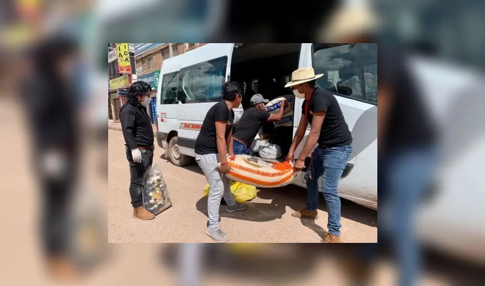 El músico y sus hermanos entregaron sacos de arroz y alientos no perecibles.