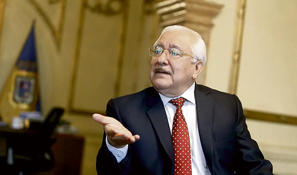 El rector. Luis Cervantes se halla suspendido en sus funciones como rector de la UIGV, pero continúa ligado a ella. El rector. Luis Cervantes se halla suspendido en sus funciones como rector de la UIGV, pero continúa ligado a ella.