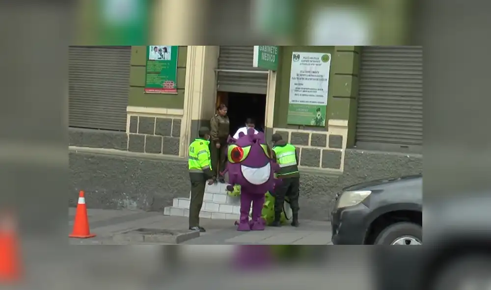 Un par de oficiales se disfrazaron para concientizar a la gente sobre las medidas para evitar el coronavirus.