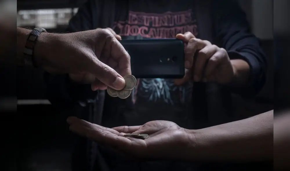 Grabarse dando dinero a los pobres y publicarlo en las redes sociales se ha vuelto una práctica común, aunque a la vez controversial.