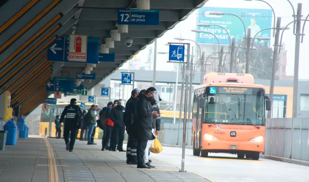 Las estaciones del Metropolitano luce con poco aforo de usuarios. Foto: John Reyes/La República.