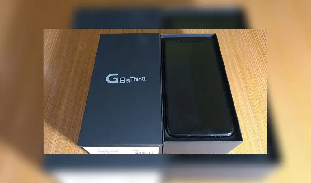 LG G8SThinQ viene un caja de color negro.