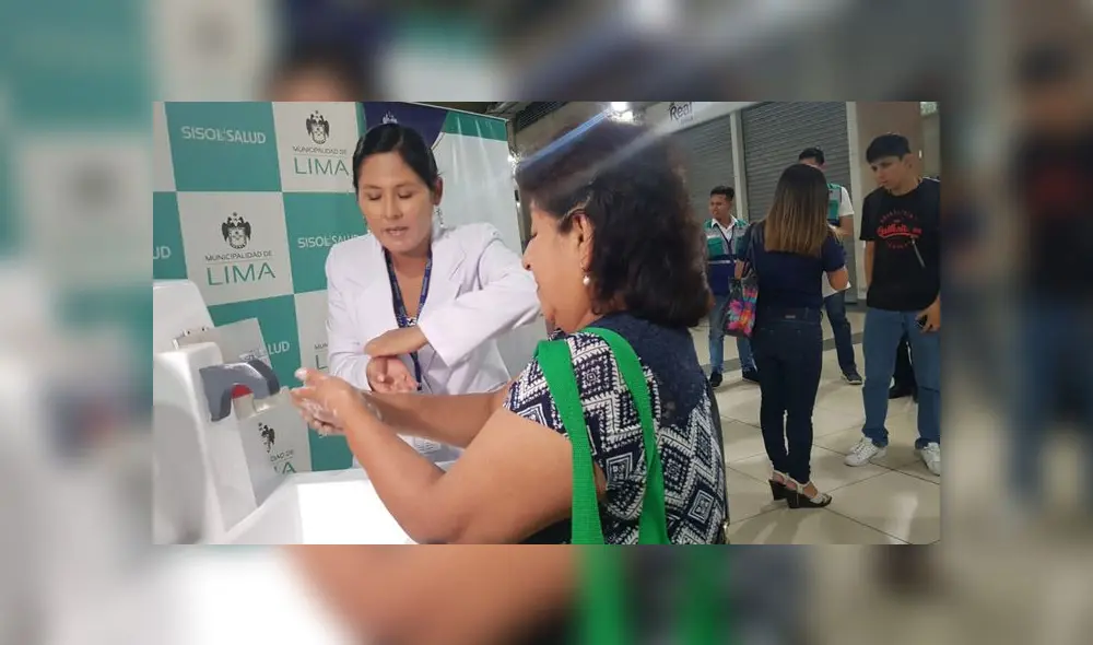Personal médico explicó a los usuarios la manera correcta de lavarse las manos. (Foto: GLR - URPI)