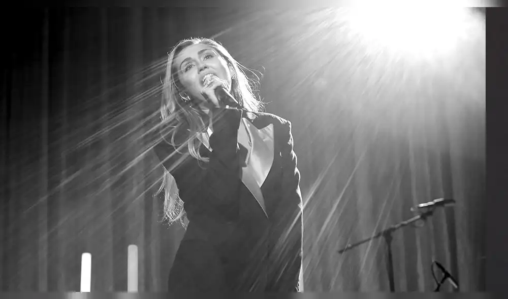 Miley Cyrus posa desnuda para promocionar concierto [VIDEO]