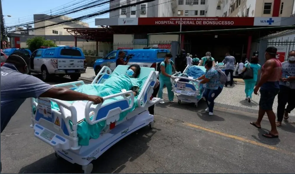 Los pacientes fueron evacuados antes de que el fuego y el humo llegaran a intoxicarlos, aseguraron los responsables del hospital. Foto: O Globo