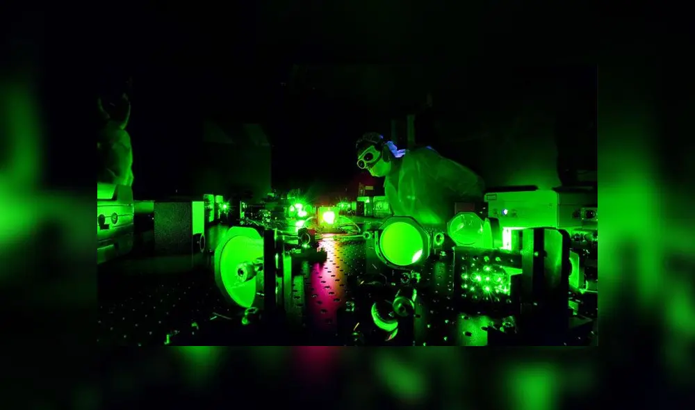 Un científico trabaja con haces de fotones en el Laboratorio de Luz Extrema de la Universidad de Nebraska-Linconl.